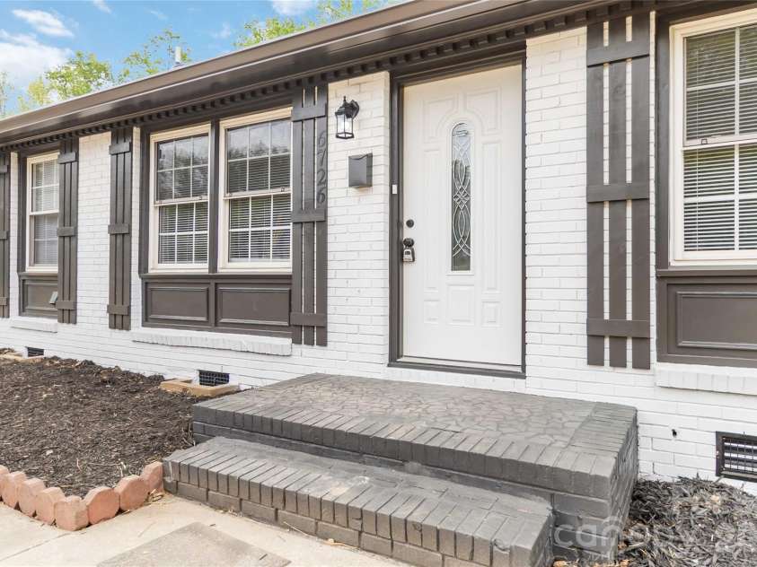 6726 Barrington Drive, Charlotte, NC 28215.  MLS# CAR4363314, YatesRealty ID 22819. 