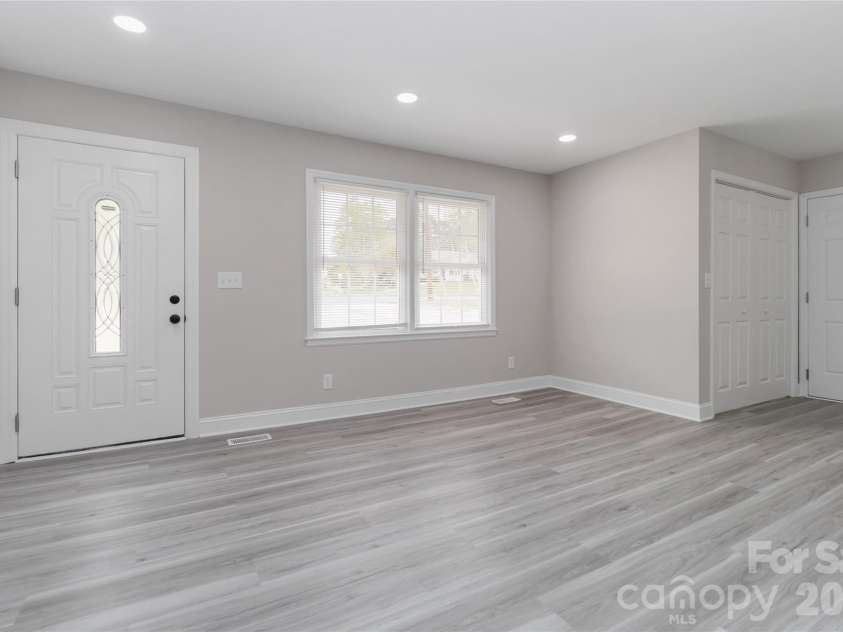 6726 Barrington Drive, Charlotte, NC 28215.  MLS# CAR4363314, YatesRealty ID 22819. 