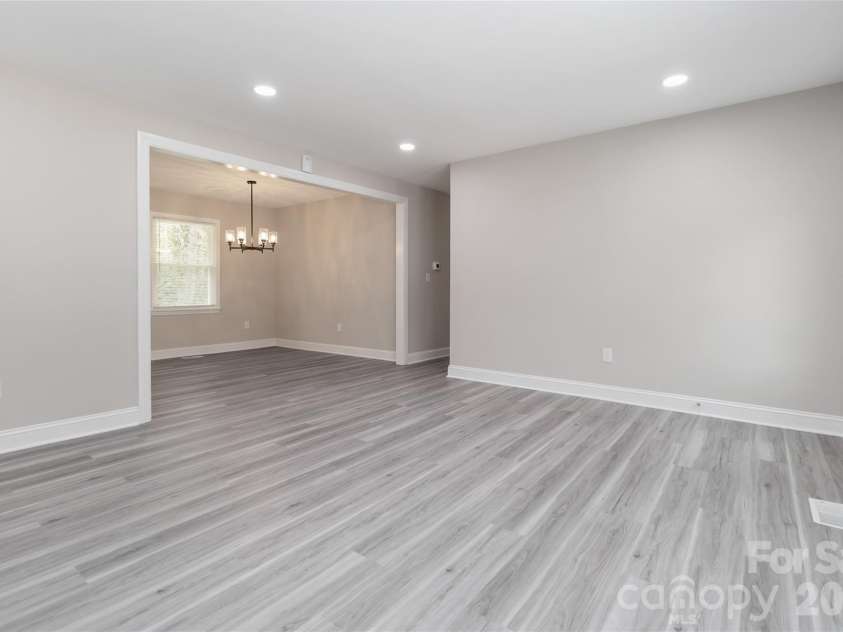 6726 Barrington Drive, Charlotte, NC 28215.  MLS# CAR4363314, YatesRealty ID 22819. 