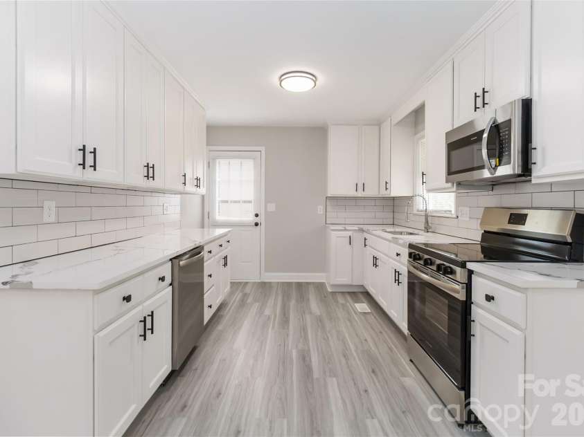 6726 Barrington Drive, Charlotte, NC 28215.  MLS# CAR4363314, YatesRealty ID 22819. 