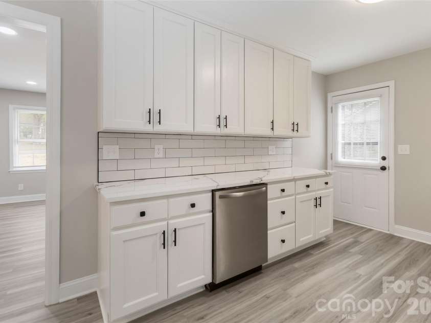 6726 Barrington Drive, Charlotte, NC 28215.  MLS# CAR4363314, YatesRealty ID 22819. 