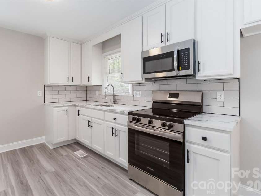 6726 Barrington Drive, Charlotte, NC 28215.  MLS# CAR4363314, YatesRealty ID 22819. 