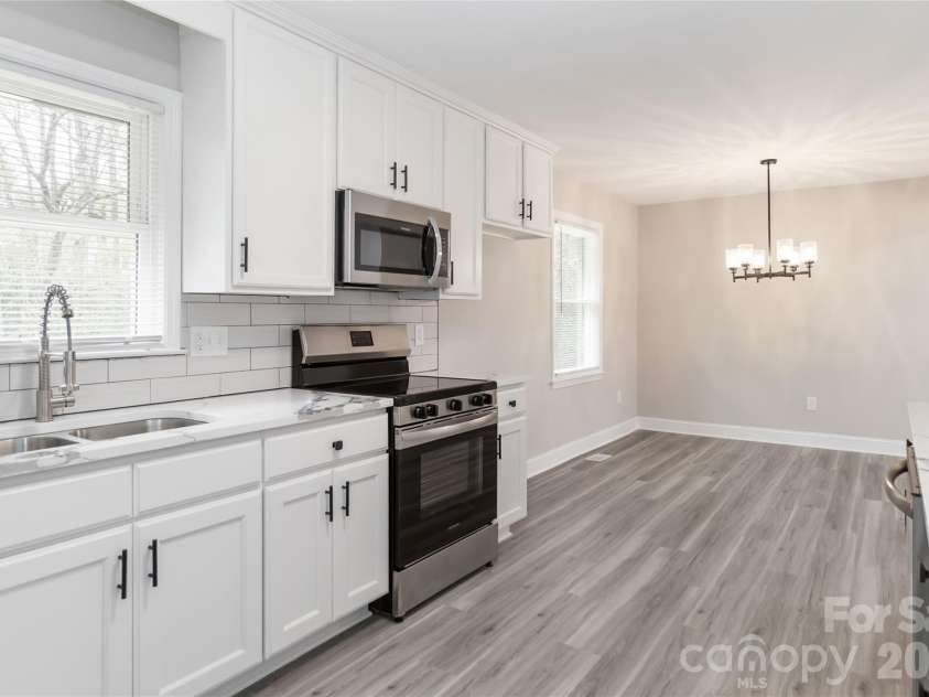 6726 Barrington Drive, Charlotte, NC 28215.  MLS# CAR4363314, YatesRealty ID 22819. 