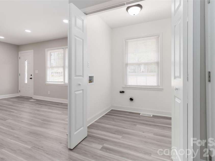 6726 Barrington Drive, Charlotte, NC 28215.  MLS# CAR4363314, YatesRealty ID 22819. 
