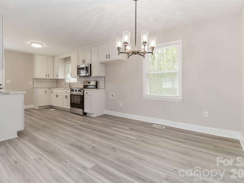 6726 Barrington Drive, Charlotte, NC 28215.  MLS# CAR4363314, YatesRealty ID 22819. 