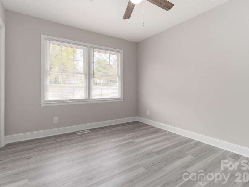 6726 Barrington Drive, Charlotte, NC 28215.  MLS# CAR4363314, YatesRealty ID 22819. 