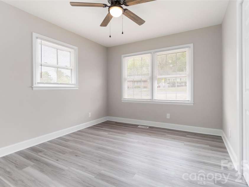 6726 Barrington Drive, Charlotte, NC 28215.  MLS# CAR4363314, YatesRealty ID 22819. 