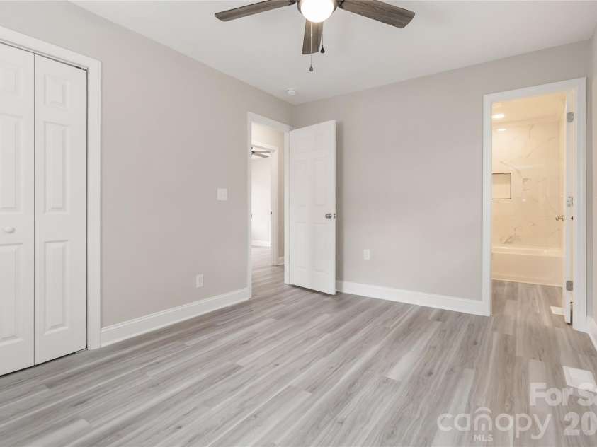6726 Barrington Drive, Charlotte, NC 28215.  MLS# CAR4363314, YatesRealty ID 22819. 