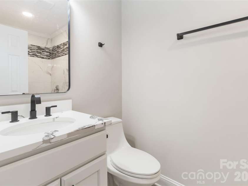 6726 Barrington Drive, Charlotte, NC 28215.  MLS# CAR4363314, YatesRealty ID 22819. 