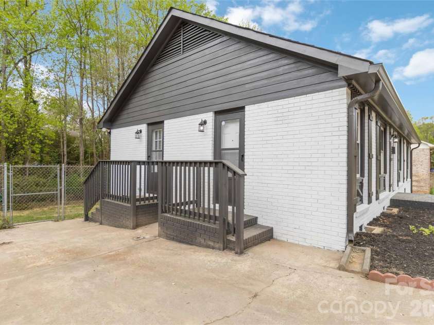6726 Barrington Drive, Charlotte, NC 28215.  MLS# CAR4363314, YatesRealty ID 22819. 
