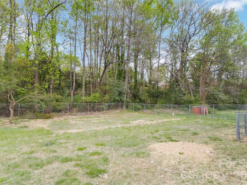 6726 Barrington Drive, Charlotte, NC 28215.  MLS# CAR4363314, YatesRealty ID 22819. 
