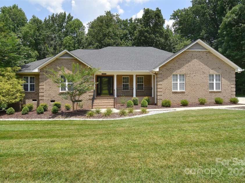 9117 Castle Garden Lane, Charlotte, NC 28215.  MLS# CAR4272801, YatesRealty ID 22819. 