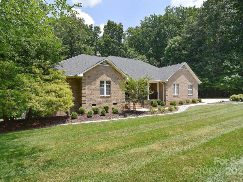 9117 Castle Garden Lane, Charlotte, NC 28215.  MLS# CAR4272801, YatesRealty ID 22819. 