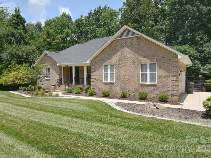 9117 Castle Garden Lane, Charlotte, NC 28215.  MLS# CAR4272801, YatesRealty ID 22819. 