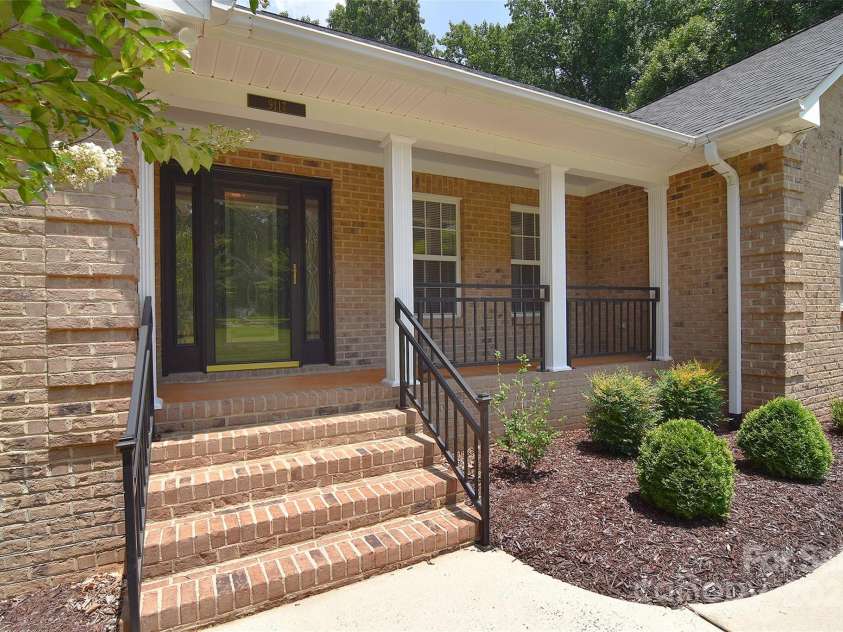 9117 Castle Garden Lane, Charlotte, NC 28215.  MLS# CAR4272801, YatesRealty ID 22819. 