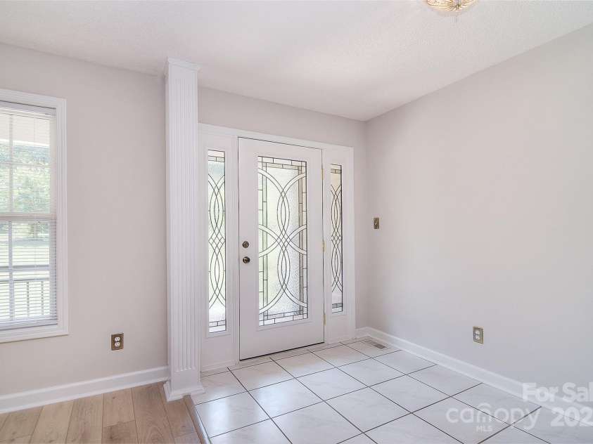 9117 Castle Garden Lane, Charlotte, NC 28215.  MLS# CAR4272801, YatesRealty ID 22819. 