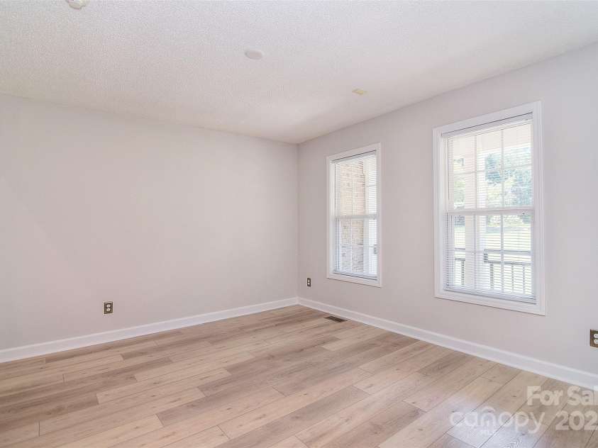 9117 Castle Garden Lane, Charlotte, NC 28215.  MLS# CAR4272801, YatesRealty ID 22819. 