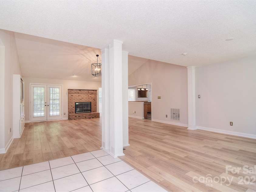 9117 Castle Garden Lane, Charlotte, NC 28215.  MLS# CAR4272801, YatesRealty ID 22819. 