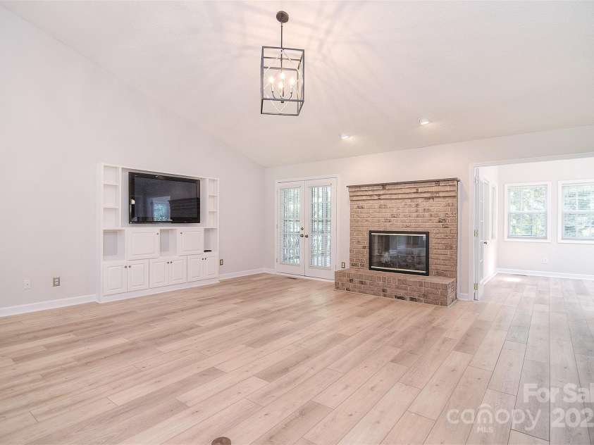 9117 Castle Garden Lane, Charlotte, NC 28215.  MLS# CAR4272801, YatesRealty ID 22819. 