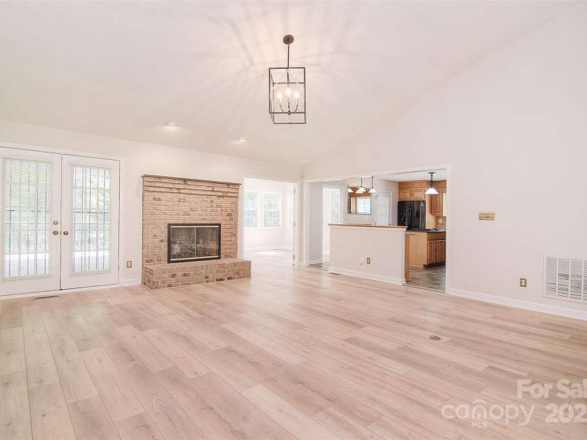 9117 Castle Garden Lane, Charlotte, NC 28215.  MLS# CAR4272801, YatesRealty ID 22819. 