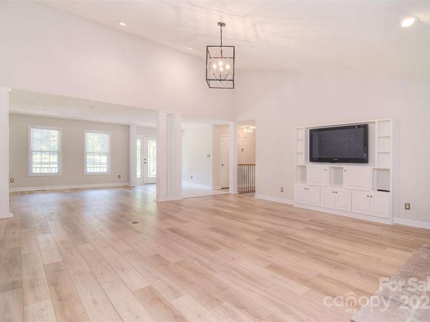 9117 Castle Garden Lane, Charlotte, NC 28215.  MLS# CAR4272801, YatesRealty ID 22819. 
