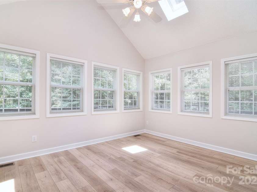 9117 Castle Garden Lane, Charlotte, NC 28215.  MLS# CAR4272801, YatesRealty ID 22819. 