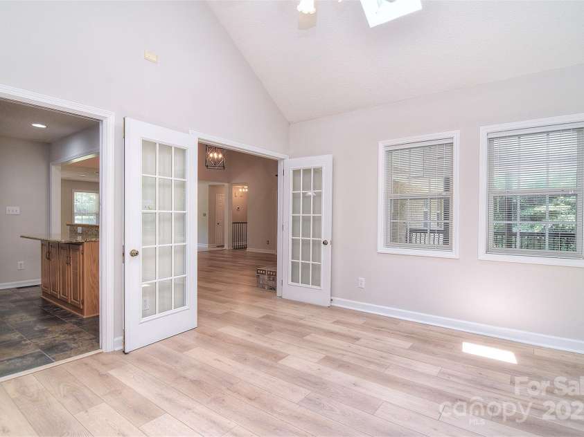 9117 Castle Garden Lane, Charlotte, NC 28215.  MLS# CAR4272801, YatesRealty ID 22819. 