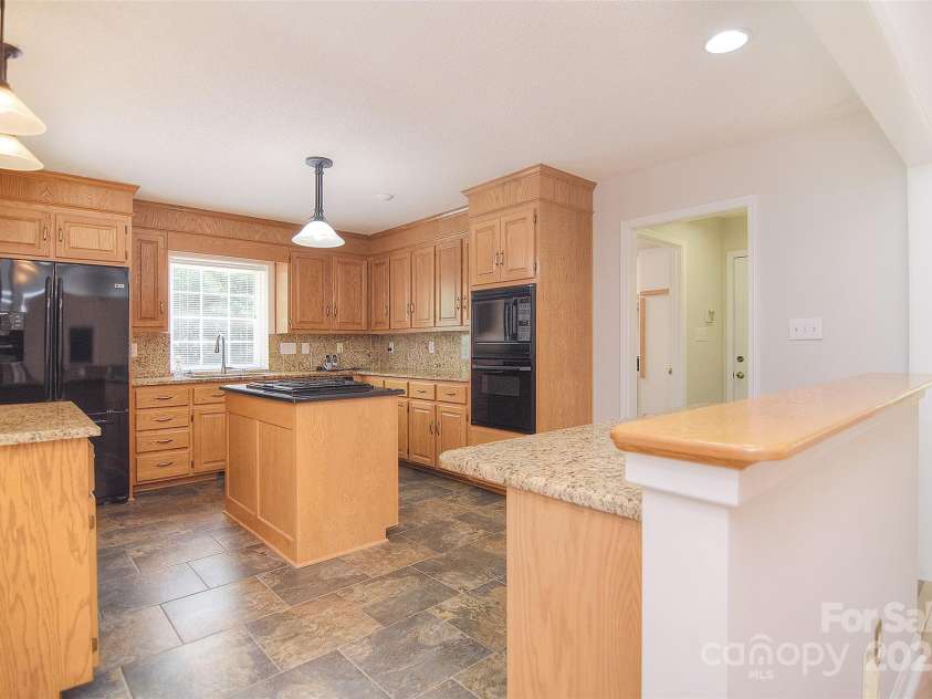9117 Castle Garden Lane, Charlotte, NC 28215.  MLS# CAR4272801, YatesRealty ID 22819. 