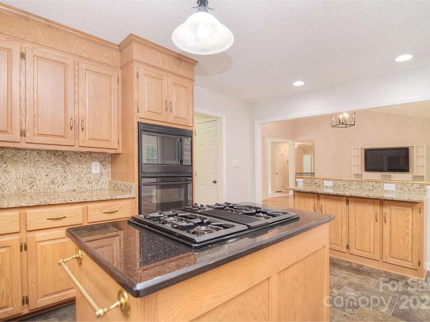 9117 Castle Garden Lane, Charlotte, NC 28215.  MLS# CAR4272801, YatesRealty ID 22819. 