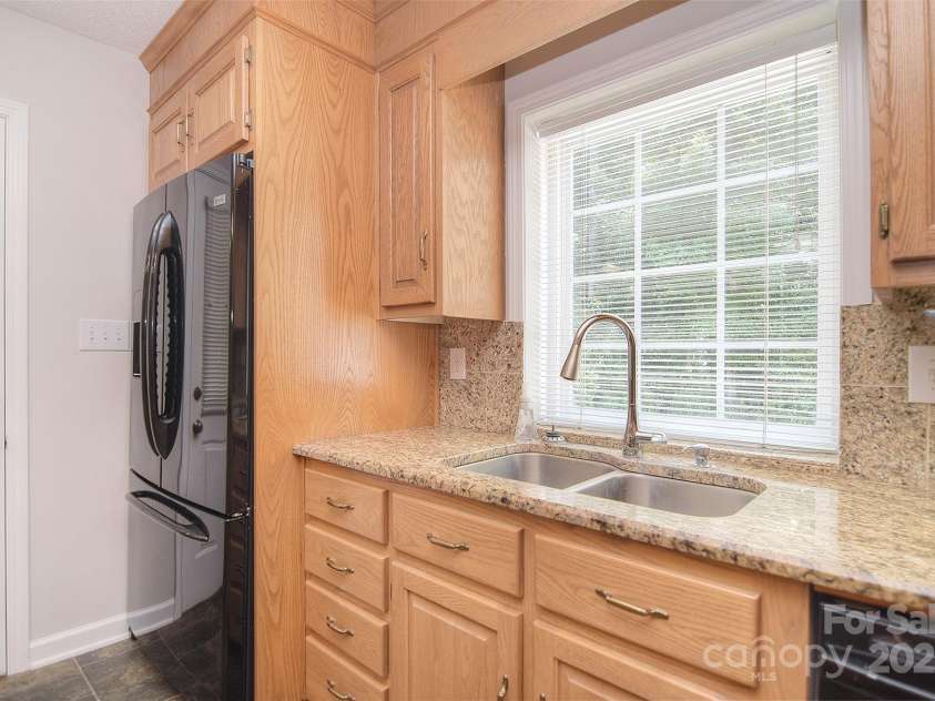 9117 Castle Garden Lane, Charlotte, NC 28215.  MLS# CAR4272801, YatesRealty ID 22819. 