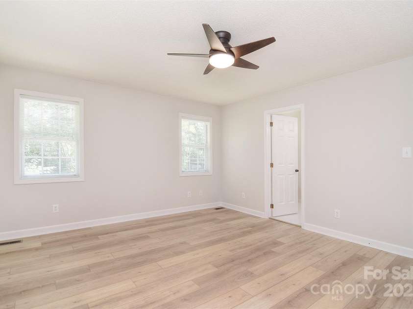 9117 Castle Garden Lane, Charlotte, NC 28215.  MLS# CAR4272801, YatesRealty ID 22819. 