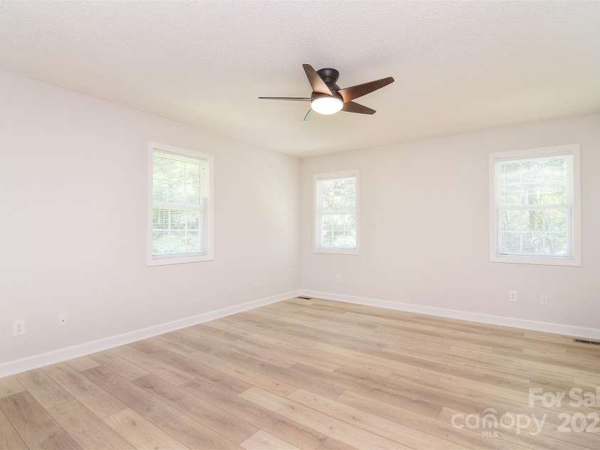 9117 Castle Garden Lane, Charlotte, NC 28215.  MLS# CAR4272801, YatesRealty ID 22819. 