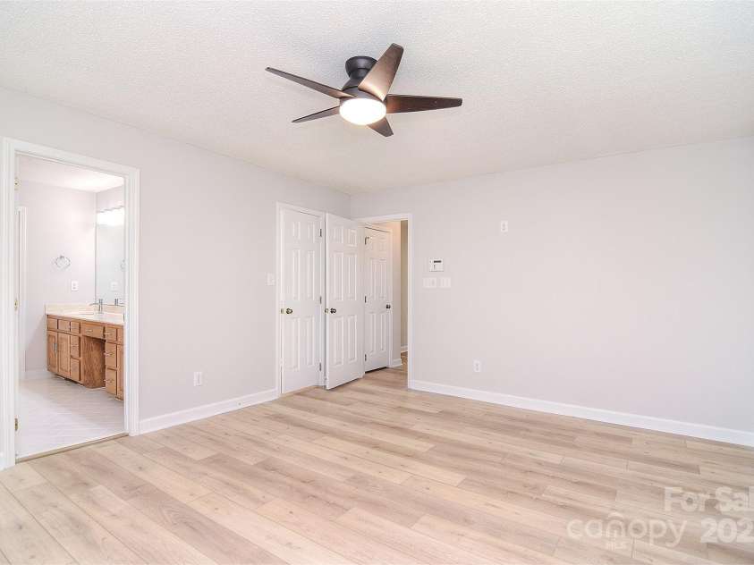9117 Castle Garden Lane, Charlotte, NC 28215.  MLS# CAR4272801, YatesRealty ID 22819. 