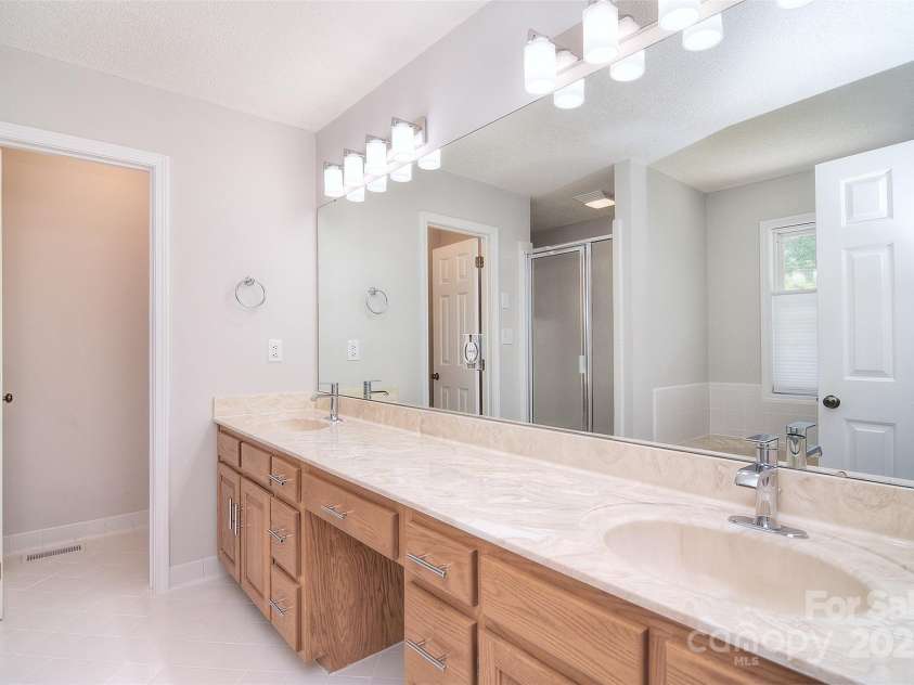 9117 Castle Garden Lane, Charlotte, NC 28215.  MLS# CAR4272801, YatesRealty ID 22819. 