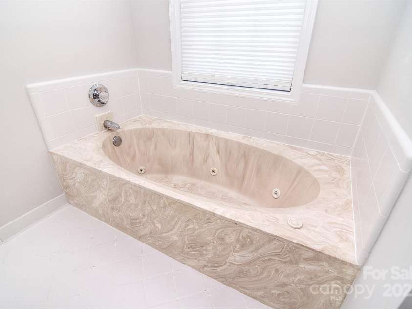9117 Castle Garden Lane, Charlotte, NC 28215.  MLS# CAR4272801, YatesRealty ID 22819. 