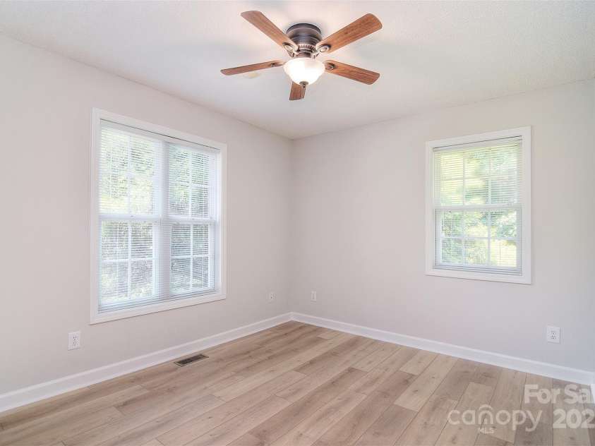 9117 Castle Garden Lane, Charlotte, NC 28215.  MLS# CAR4272801, YatesRealty ID 22819. 