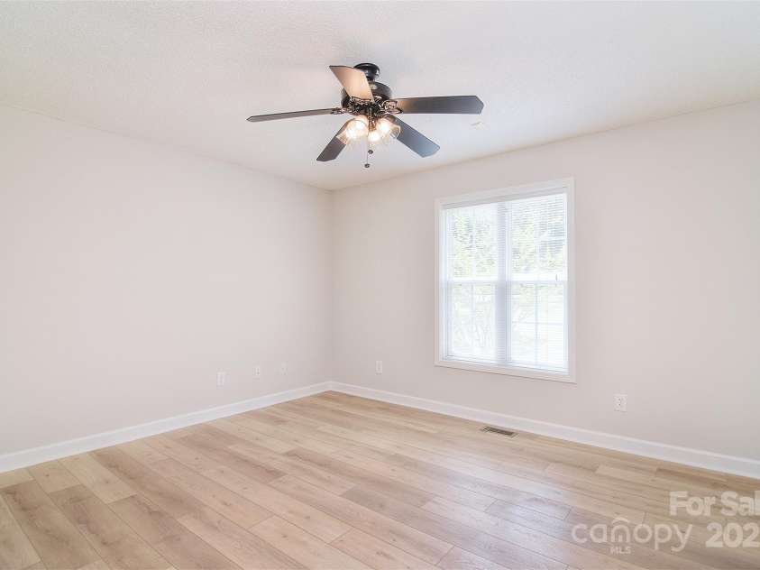 9117 Castle Garden Lane, Charlotte, NC 28215.  MLS# CAR4272801, YatesRealty ID 22819. 