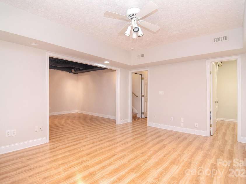 9117 Castle Garden Lane, Charlotte, NC 28215.  MLS# CAR4272801, YatesRealty ID 22819. 
