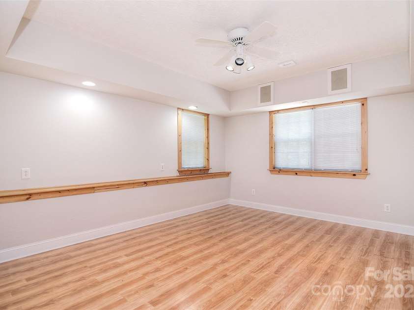 9117 Castle Garden Lane, Charlotte, NC 28215.  MLS# CAR4272801, YatesRealty ID 22819. 