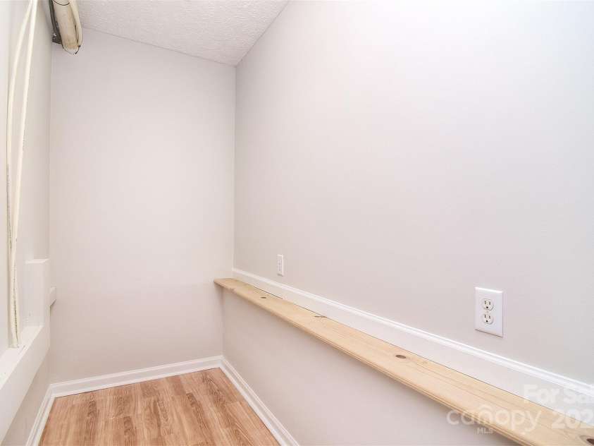 9117 Castle Garden Lane, Charlotte, NC 28215.  MLS# CAR4272801, YatesRealty ID 22819. 