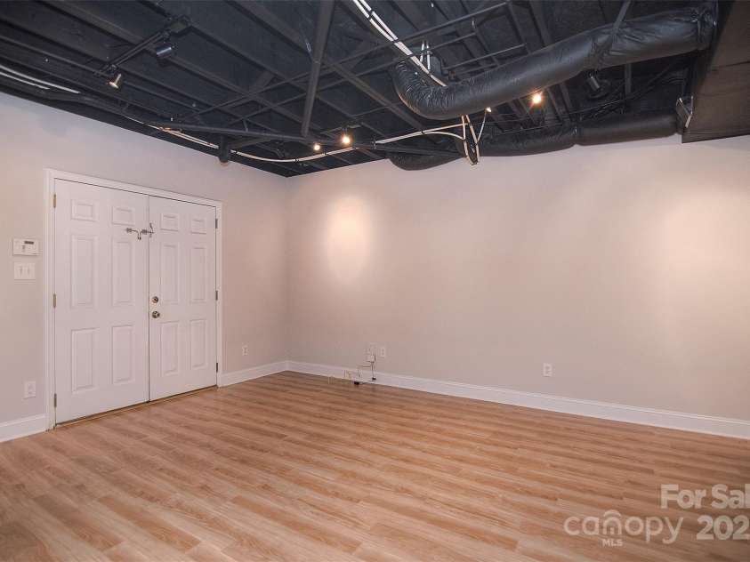9117 Castle Garden Lane, Charlotte, NC 28215.  MLS# CAR4272801, YatesRealty ID 22819. 