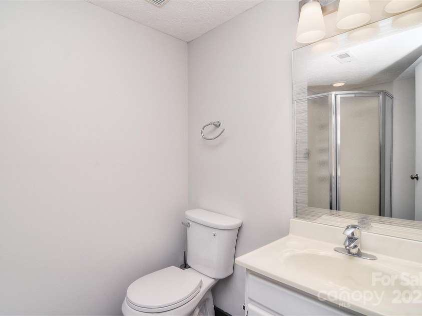 9117 Castle Garden Lane, Charlotte, NC 28215.  MLS# CAR4272801, YatesRealty ID 22819. 
