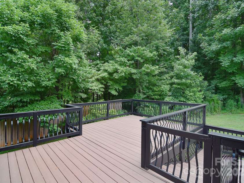 9117 Castle Garden Lane, Charlotte, NC 28215.  MLS# CAR4272801, YatesRealty ID 22819. 