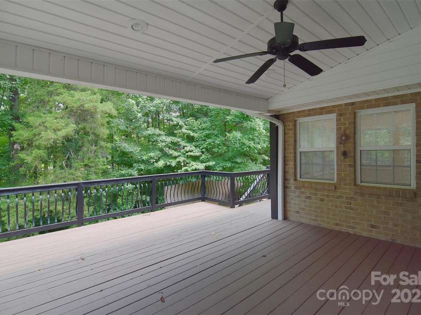 9117 Castle Garden Lane, Charlotte, NC 28215.  MLS# CAR4272801, YatesRealty ID 22819. 