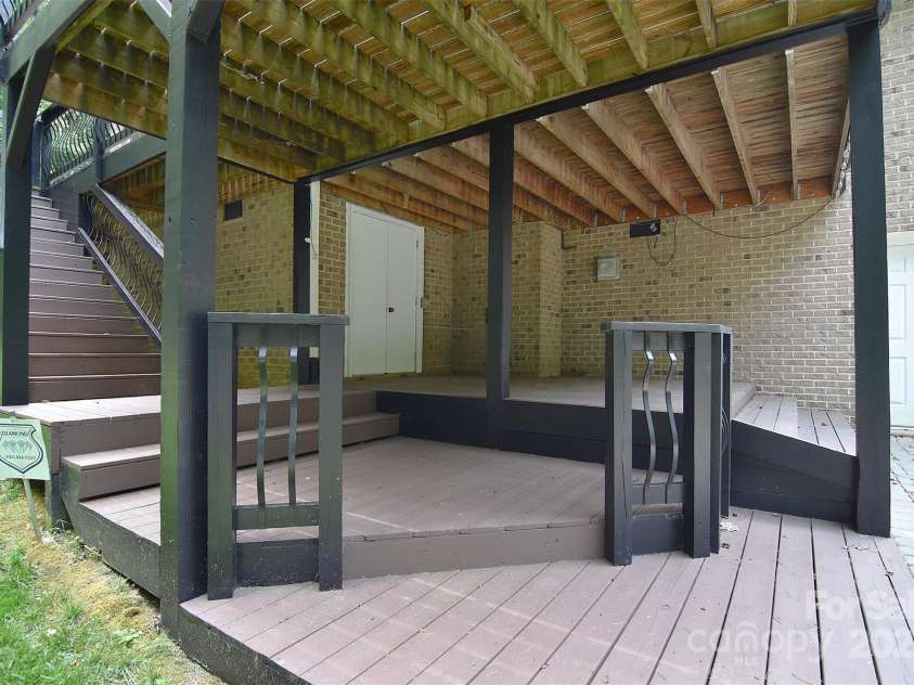 9117 Castle Garden Lane, Charlotte, NC 28215.  MLS# CAR4272801, YatesRealty ID 22819. 