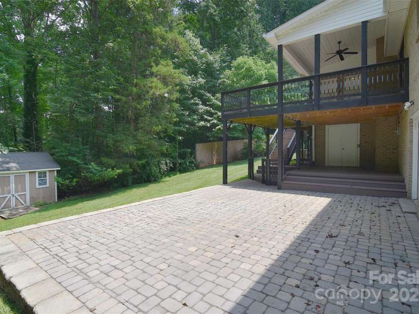 9117 Castle Garden Lane, Charlotte, NC 28215.  MLS# CAR4272801, YatesRealty ID 22819. 