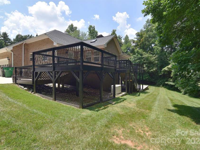 9117 Castle Garden Lane, Charlotte, NC 28215.  MLS# CAR4272801, YatesRealty ID 22819. 