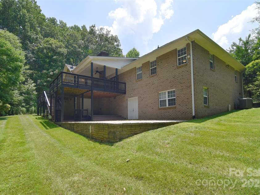 9117 Castle Garden Lane, Charlotte, NC 28215.  MLS# CAR4272801, YatesRealty ID 22819. 