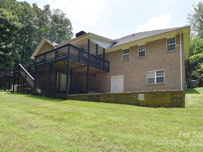 9117 Castle Garden Lane, Charlotte, NC 28215.  MLS# CAR4272801, YatesRealty ID 22819. 