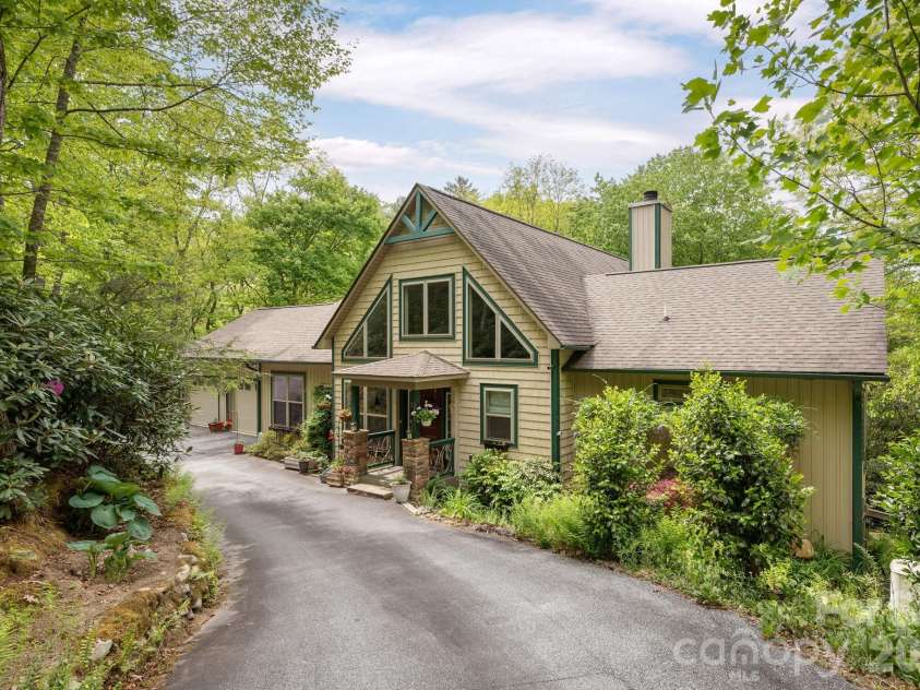 149 Hiwassee Road, Lake Toxaway, NC 28747.  MLS# CAR4377735, YatesRealty ID 22821. Paved Drive